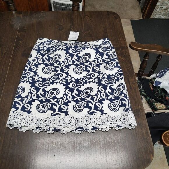 New Talbots Navy Blue Flowered Skirt Size Women's 4 - Picture 1 of 2